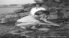 Dos mujeres en la costa, intentando hacer fuego (hacia 1964)